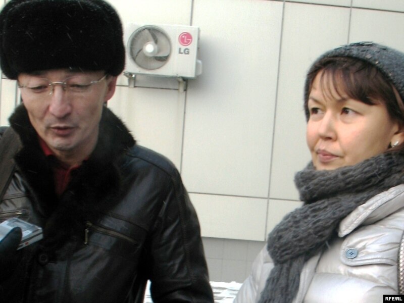 Нурлан Бейсекеев и Джамиля Джакишева, адвокат и супруга арестованного бывшего топ-менеджера Мухтара Джакишева. Астана, 10 декабря 2009 года