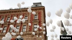 Protestë anti-qeveritare në sheshin kryesor të Zagrebit. Në tollumbace janë shkruar emrat e anëtarëve të Qeverisë dhe të Kuvendit të Kroacisë. Prill, 2011.