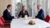 Foto nga një takim ndërmjet presidentit të Kosovës, Hashim Thaçi dhe atij të Serbisë, Aleksandar Vuçiq. 