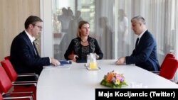 Foto nga një takim ndërmjet presidentit të Kosovës, Hashim Thaçi dhe atij të Serbisë, Aleksandar Vuçiq. 