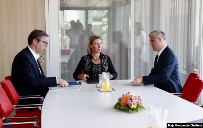 Përfaqësuesja e Bashkimit Evropian, Federica Mogherini në takim me presidentin e Kosvovës, Hashim Thaçi dhe homologun e tij serb, Aleksandar Vuçiq.