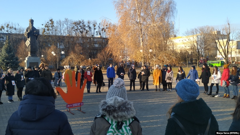 Учасники флешмобу проти насильства, Харків, 25 листопада 2019 року