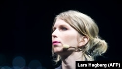 Chelsea Manning în 2018. Cu cinci ani înainte, în 2013, ea a început procedurile pentru schimbarea sexului și a identității. Numele său anterior era Bradley Manning.