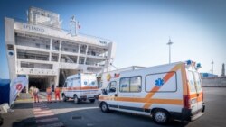 Vozila Hitne pomoći prilaze putničkom brodu "Splendid", koji je pretvoren u privremenu kovid bolnicu, Italija 24 april 2020.