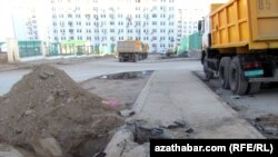 Aşgabat, Parahat 7, gurluşyk dowam edýär. 