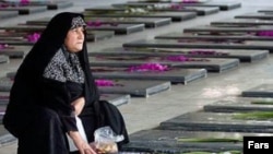 Илустрација, Мансур Џалали, позната како „Мајка Бехкиш“, чии пет члена од нејзиното семејство биле погубени или убиени од иранските власти за време на насилството во 1980-тите.