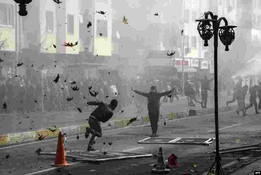 Kurds clash with Turkish police in Diyarbakir as they protest against the recent curfews imposed on Kurdish towns. (AFP/Ilyas Akengin)