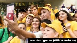 Олена Зеленська робить селфі з дітьми в «Артеку» під Києвом