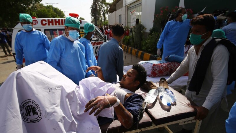 Pakistanda ýolagçy uçary heläkçilige uçrady: onlarça adam öldi