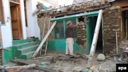 Pakistan -- A man rebuilds his house damaged by earthquake in Ayun village in Chitral valley, Pakistan, 31 October 2015. 