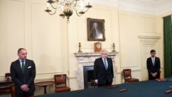 Britanski ministar Boris Džonson sa članovima kabineta minutom ćutnje odaje počast medicinskim radnicima koji su preminuli tokom pandemije, 28 april 2020.