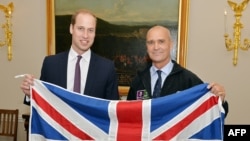 Princi William (majtas) dhe aventurieri Henry Worsley me flamurin britanik në tetor të vitit të kaluar në Londër