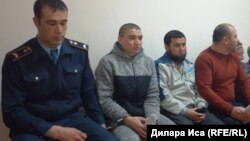 Дастанбек Белдімұратов (сол жақтан екінші) өзіне қатысты сотта отыр. Сайрам ауданы, Оңтүстік Қазақстан облысы, 26 ақпан 2018 жыл.