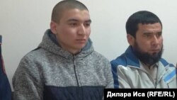 Дастанбек Бердімұратов (сол жақта) өзіне қатысты сотта отыр. Сайрам ауданы, Оңтүстік Қазақстан облысы, 26 ақпан 2018 жыл.