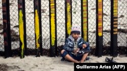 Dječak iz Centralne Amerike putuje u SAD u karavanu migranata "Migrant Via Crucis".
