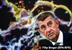 'Građani, kojima se smučilo skoro dvadesetogodišnja korupcija tradicionalnih partija, poverovali su u Babiševo obećanje i podržali su ga.' (na forografiji Andrej Babiš)
