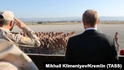 Президент России Владимир Путин смотрит на российских военных в Сирии, 11 декабря 2017 г.