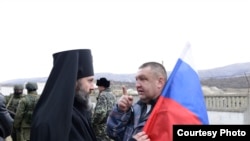 Архиепископ Климент и участник пророссийской акции, Крым, архивное фото