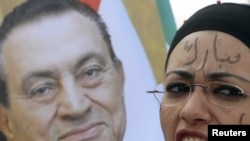 Сторонница Хосни Мубарака с его портретом