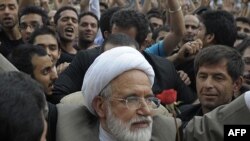 مهدی کروبی در یکی از راهپیمایی های سال گذشته در تهران 