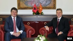 Albanian President Bamir Topi (left) and his Macedonian counterpart Gjorge Ivanov in Skopje