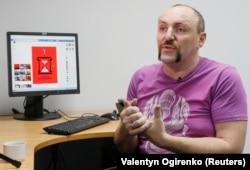 Андрій Єрмоленко показує свої роботи агентству Reuters у Києві 13 червня 2018 року