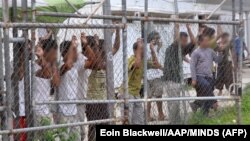 نهادهای مدافع حقوق بشر بارها به شرایط نگهداری پناهجویانی که در اردوگاه جزیره مانوس نگهداری می‌شوند اعتراض کرده‌اند