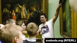 На экскурсіі, архіўны здымак