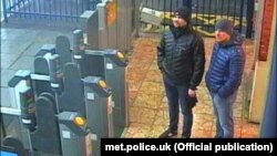 Подозреваемые в покушении на Скрипалей на вокзале в Солсбери 3 марта 2018 года. Кадр, обнародованный британской полицией.