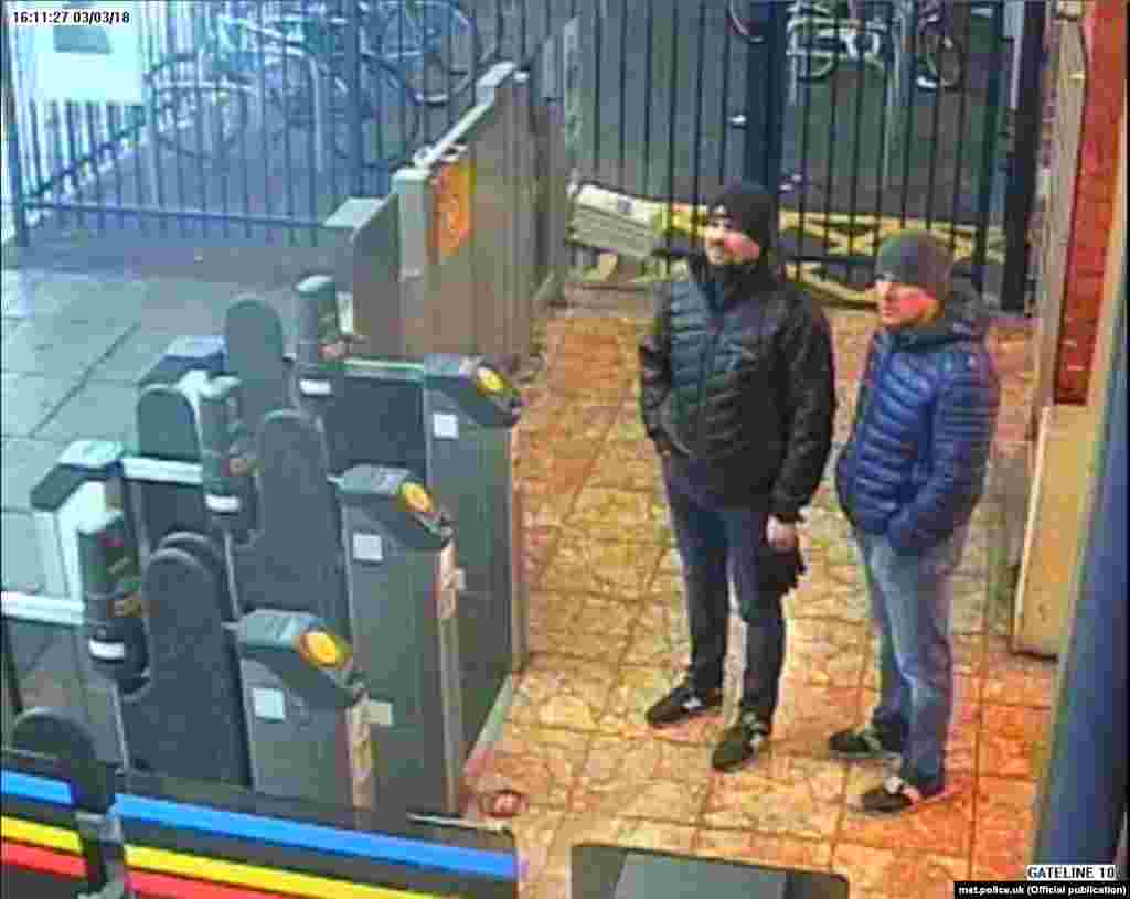 Подозреваемые на железнодорожной станции в Солсбери в ожидании поезда назад в Лондон. Кадр с камеры слежения. Суббота, 3 марта, 16:11.&nbsp;