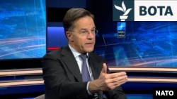 Shefi i NATO-s, Mark Rutte, gjatë intervistës për Radion Evropa e Lirë. Bruksel, 24 nëntor 2025. 