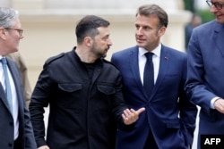 Президент України Володимир Зеленський, прем'єр Великої Британії Кір Стармер, президент Франції Еммануель Макрон та канцлер Німеччини Фрідріх Мерц прогулюються територією Маріїнського палацу в Києві, Україна, 10 травня 2025 року