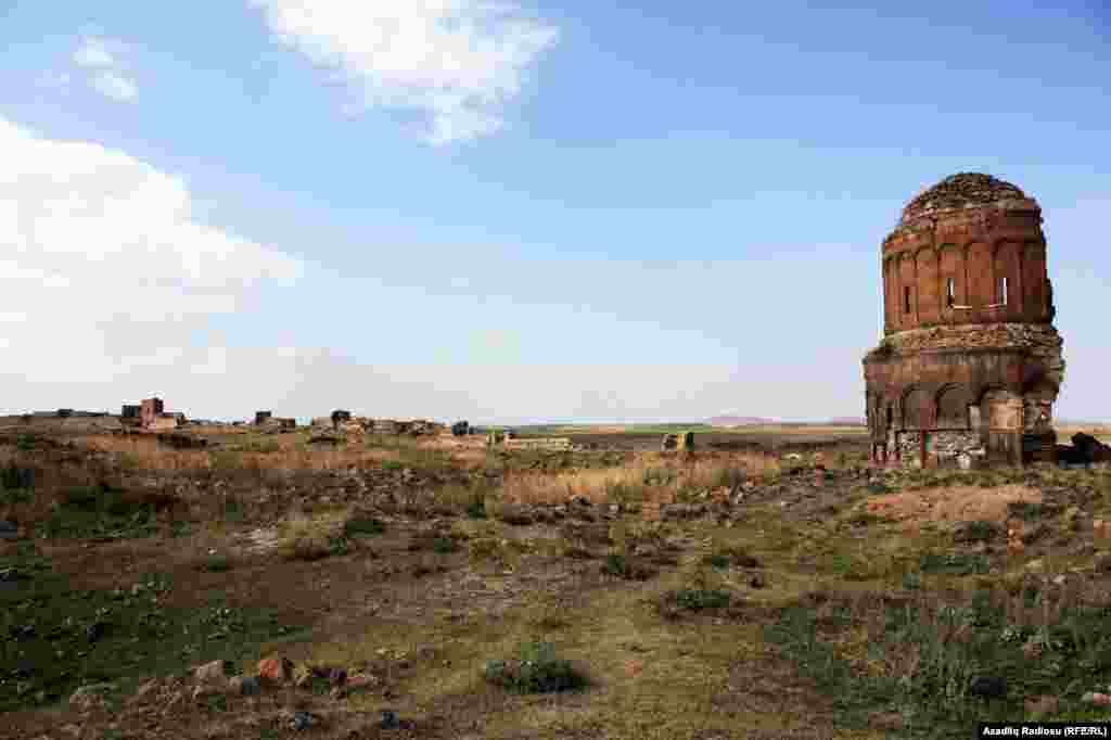 Ani xərabələri Qars ərazisində yerləşən, İpək Yolu üzərində salınmış Orta Əsrlər şəhərinin qalıqlarıdır. Hər il buraya dünyanın müxtəlif yerlərindən 10 minlərlə turst məhz bu şəhəri görmək üçün gəlir.