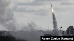 Израильская противоракетная система "Железный купол" ведет огонь, чтобы перехватить ракету, запущенную из сектора Газа в направлении Израиля, как видно из Ашдода, Израиль, 17 мая 2021 года. 