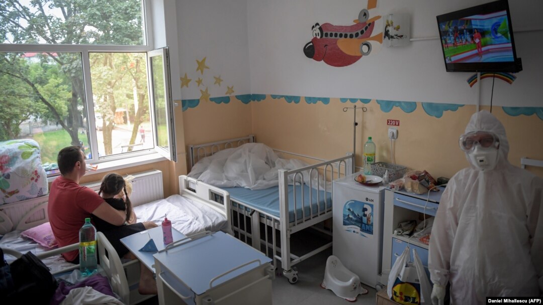 Un doctor de la Spitalul „Victor Babeș” din Timișoara vizitează pacienții Covid. În ultimul an, doctorii din toate spitalele de boli infecțioase au fost supuși unui nivel ridicat de stres