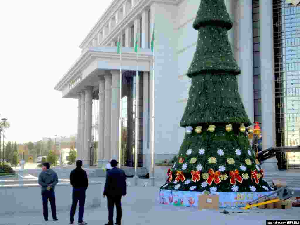 "Nusaý" myhmanhanasynyň öňünde gurnalýan arça