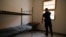 Pripadnik Policije Kosova zatvara prozor u zatvoru u Pasjanu, Gnjilane. Kosovo je dalo ove objekte Danskoj na korištenje na 10 godina.