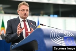 Євродепутат Ганс Гайде (Австрія) під час дебатів у про небезпеку нормалізації відносин з Росією, включаючи її участь у великих культурних та спортивних заходах. Страсбург, Франція, 29 квітня 2026 року