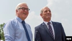 Frank-Walter Steinmeier (stânga) și șeful adjunct al Misiunii OSCE în MOldova, Stephen Young, pe podul de peste Nistru, de la Gura Bâcului, în drum spre Tiraspol