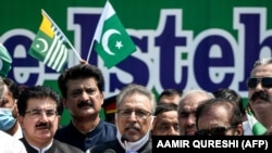 La demonstrații a participat și președintele pakistanez Arif Alvi (centru). Islamabad, 5 august 2020