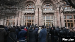 Armenia - Artists of the Armenian national opera theater protest outside the main government building in Yerevan, April 1, 2019.