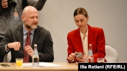 „გირჩი - მეტი თავისუფლების“ ლიდერი ზურა ჯაფარიძე და „ნაციონალური მოძრაობის“ თავმჯდომარე თინა ბოკუჩავა