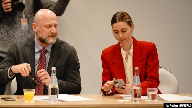 „გირჩი - მეტი თავისუფლების“ ლიდერი ზურა ჯაფარიძე და „ნაციონალური მოძრაობის“ თავმჯდომარე თინა ბოკუჩავა