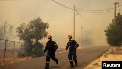 Vatrogasci u mjestu Hasia blizu Atine, 22. avgust 2023.