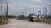 Спалений автомобіль та антидронові сітки над дорогою поблизу Добропілля, Донецька область, 10 серпня 2025 року