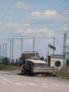 Спалений автомобіль та антидронові сітки над дорогою поблизу Добропілля, Донецька область, 10 серпня 2025 року
