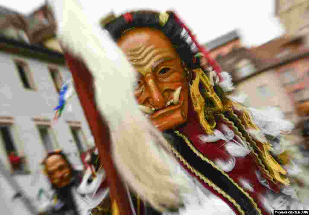 اوج جشن&zwnj;ها و مراسم خیابانی کارناوال، در دوره&zwnj;ای&zwnj;ست که با نام &laquo;پیشا روزه&raquo; شناخته می&zwnj;شود. دوره&zwnj;ای موسوم به &laquo;چله روزه&raquo; که معمولا با عبادت، روزه، پرهیزکاری، نماز و نیایش ادامه می&zwnj;یابد و به عید پاک پیوند می&zwnj;خورد. (در تصویر: آلمان) 