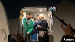 Олексій Навальний та його дружина Юлія в літаку, 17 січня 2021 року