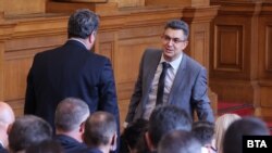 Съпредседателят на "Демократична България" Христо Иванов се разминава в парламента с кандидата за премиер на ИТН Пламен Николов