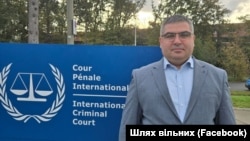 Азат Азатян біля Міжнародного кримінального суду в Гаазі. Вірменин, який живе в Україні, евакуйовував людей з окупації і доставляв гуманітарну допомогу – за це потрапив у російський полон